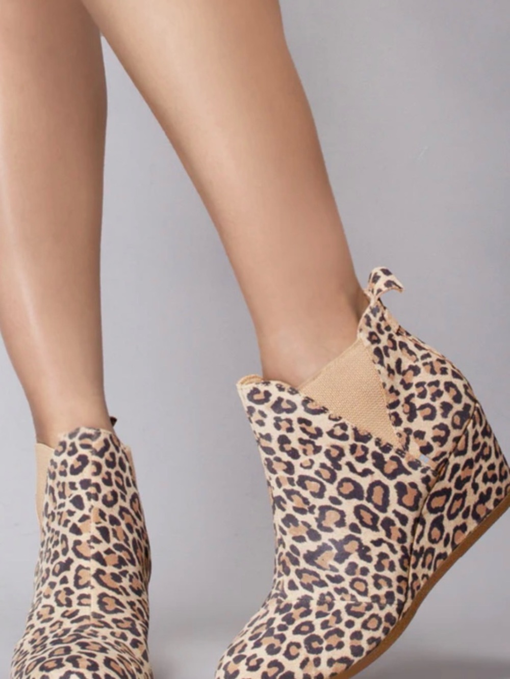 TOMS Kelsey Leopard Print Suede Wedge Ankle Booties Desert Tan 7 NWOB